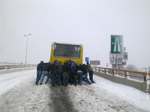 Putnici guraju autobus.jpg Putnici guraju autobus.jpg